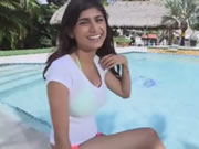 Mia Khalifa Làm tình trắng Big con gà trống vào bên hồ bơi